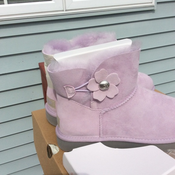 UGG MINI BAILEY BUTTON POPPY - Picture 8 of 8